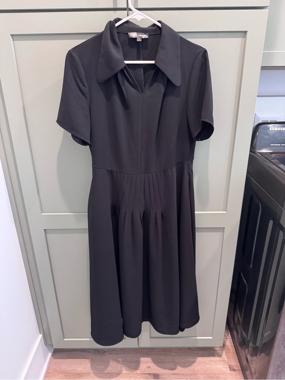 Classic Black Midi Dress with Pleated Skirt and Collar